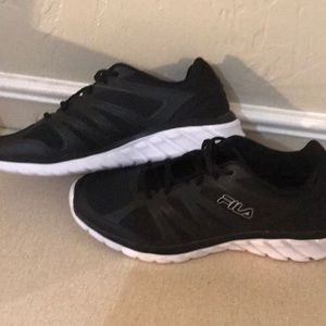 New w/ tags Men’s Fila sunning shoes size 11
